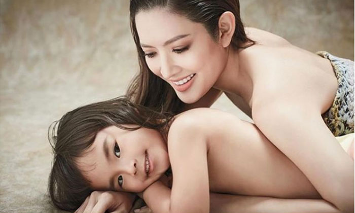 ดราม่า! ภาพน้องปีใหม่ ถอดเสื้อถ่ายแบบ คู่แม่แอฟ ทักษอร