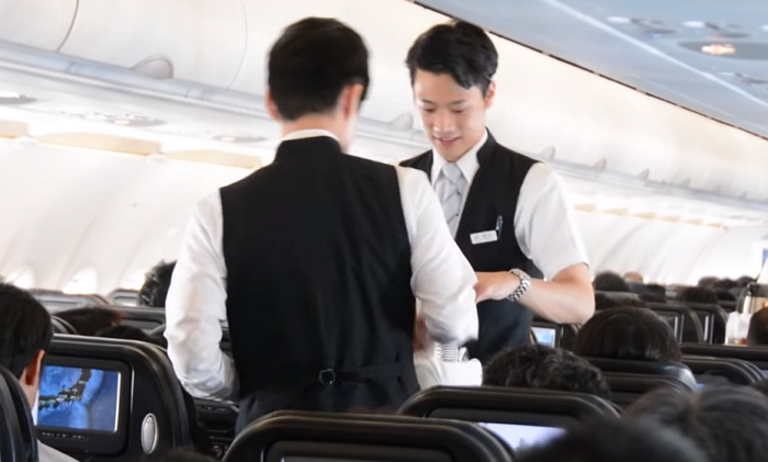 กรี๊ดแรง! สายการบินญี่ปุ่นใช้สจ๊วตหล่อให้บริการ "ทั้งลำ" หวังผู้โดยสารยอมรับลูกเรือชายมากขึ้น