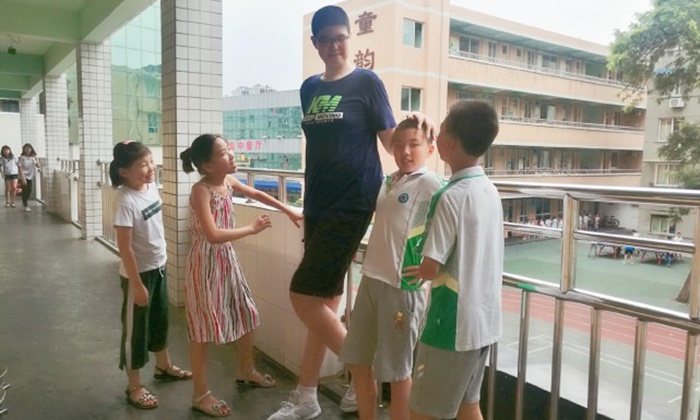 ส่วนสูง 2.06 เมตร! เด็กชายจีนวัย 11 ขวบ ว่าที่เด็กชายที่สูงที่สุดในโลก