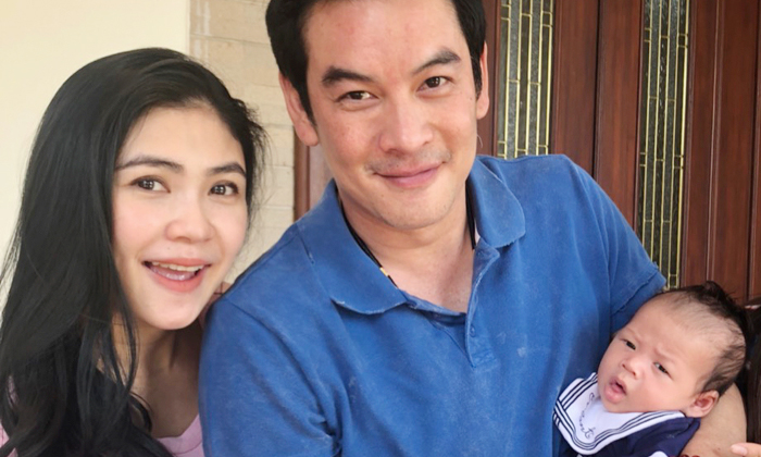 "ชาคริต" อุ้มลูกชายพร้อมภรรยาสุดที่รัก ฉลองรถหรูคันใหม่