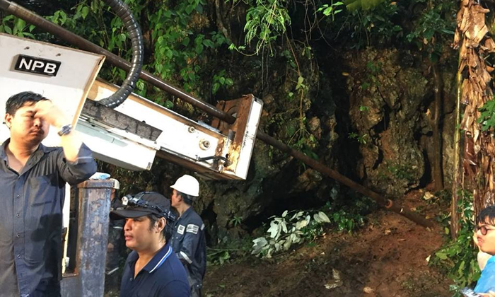 เจาะถ้ำหลวงระบายน้ำกลางสายฝน สำรวจเจอ 9 โพรง สูงชันต้องใช้นักไต่เขา