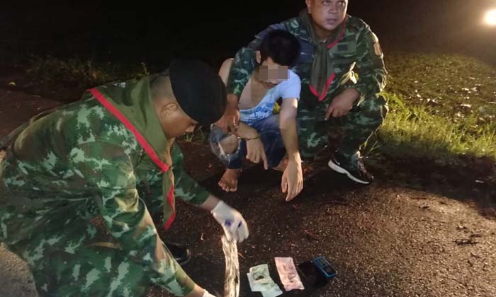 รวบทันควัน-ทหารสนธิกำลังลาดตระเวนพบผู้ต้องหาซุกยาบ้า 193 เม็ด-จับได้คาวัดดังสตูล