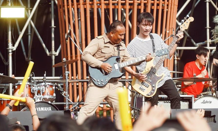 “ครูน้อย” คุณครูหัวใจร็อค ขึ้นแจมวง Sweet Mullet ที่ “Bodyslam Fest” งานนี้มีบอดี้เซิร์ฟ (คลิป)