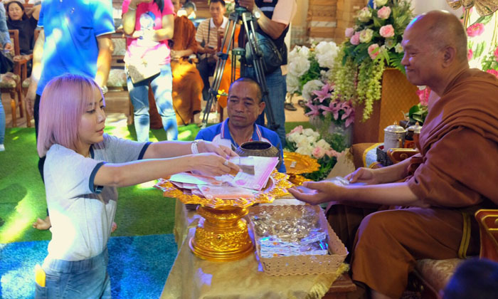 แห่สาธุ “เจ๊หนึ่ง บางปู” ทำบุญช่วยผู้ป่วยเอดส์ วัดพระบาทน้ำพุ บริจาคเงินส่วนตัวครึ่งล้าน