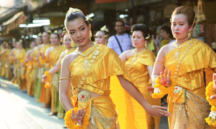 ชาวชุมชนตลาดเฉลิมลาภประตูน้ำ ร่วมรำถวายพระพร เนื่องในโอกาสมหามงคลพระราชพิธีบรมราชาภิเษก ร.10