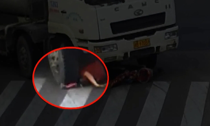 สุดช็อก! คลิปรถโม่ปูนเลี้ยวชนบดบี้หัวหญิงจีน แต่รอดชีวิตปาฏิหาริย์