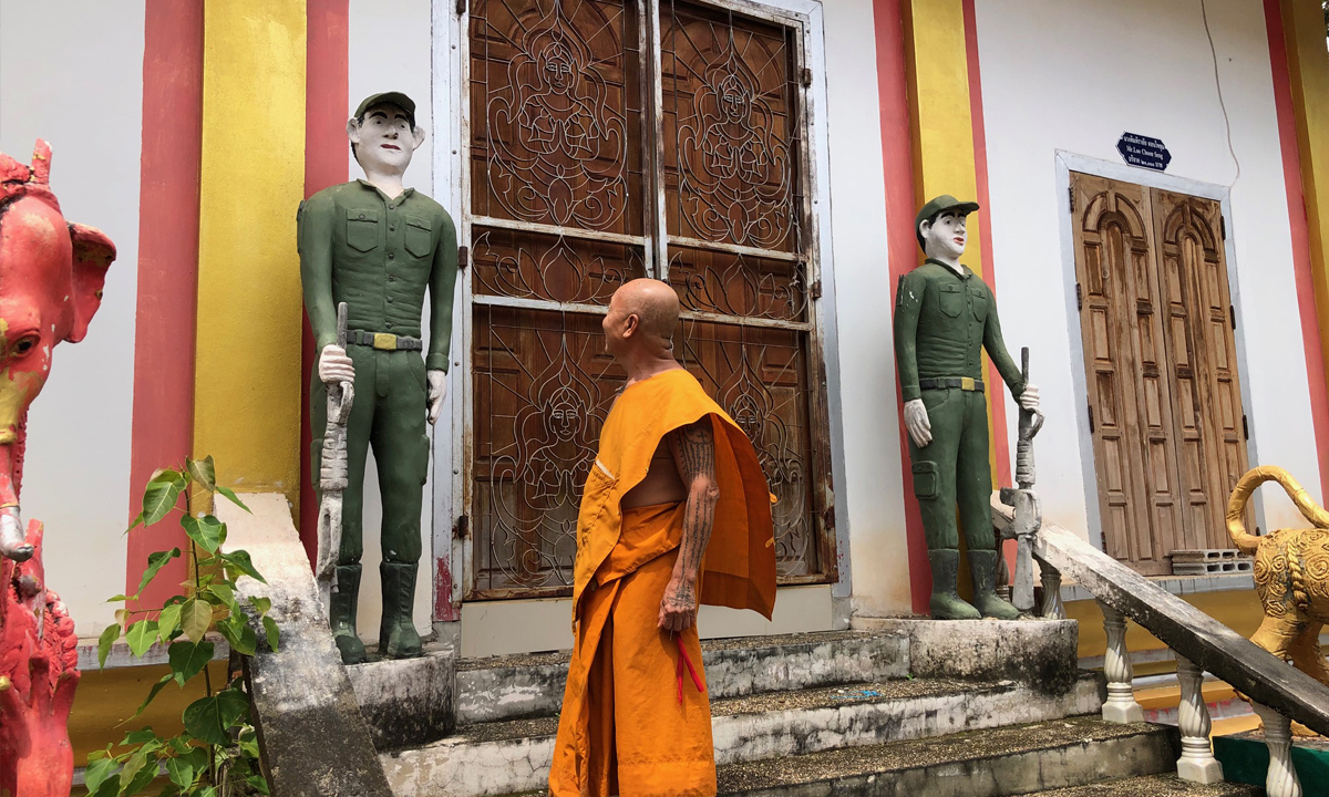 ฮือฮา รูปปั้นตำรวจ-ทหาร ถือปืนพิทักษ์โบสถ์วัดป่า เจ้าคณะอำเภอสั่งรื้อถอนแล้ว