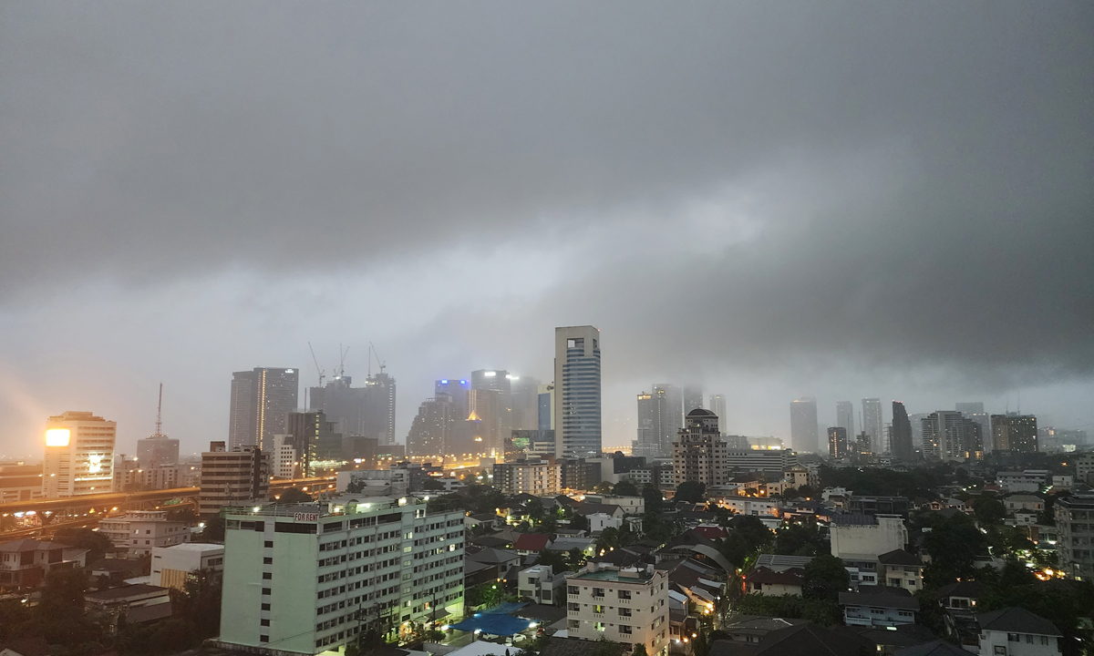 สภาพอากาศวันนี้ กรมอุตุฯ เตือน ฝนตกหนัก 57 จังหวัด กทม. อ่วม 70% ของพื้นที่