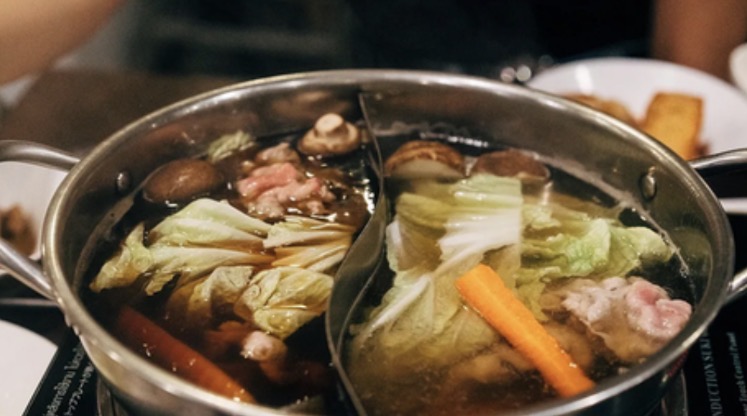 เฉลยแล้ว! กินชาบู-หม้อไฟ ควรใส่ผักหรือเนื้อสัตว์ก่อน? อร่อยแบบไม่เพิ่มโรคเก๊าต์