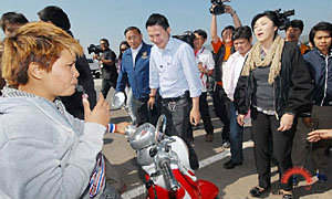 สาวทอมลุยเดี่ยว เป่านกหวีดใส่ยิ่งลักษณ์ ปัดจับมือ