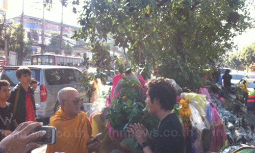 ริว จิตสัมผัส ขอขมาโค้ง 100 ศพรัชดา ก่อนจนท.ปรับภูมิทัศน์