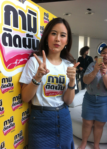 ฟาง โต้ควงหนุ่มเที่ยวญี่ปุ่นพร้อมครอบครัว