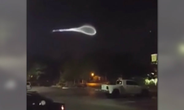 ฝรั่งฮือฮา แสงสีขาวประหลาด โผล่เป็นทางยาวเหนือท้องฟ้า