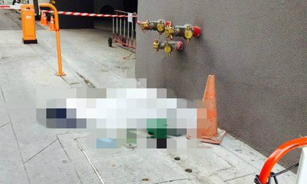 พนักงานเช็ดกระจกคอนโดหรู ดึงเชือกผิดเส้น ร่วงจากชั้น 6 ดับคาที่