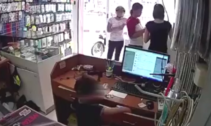 แชร์ว่อน คลิปเด็กน้อยขโมยของในร้านค้าเนียนๆ ผู้ใหญ่ยืนสั่งการ