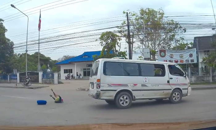 อีกแล้ว! รถตู้นักเรียนกลับรถ ทำเด็กร่วงตกถนน