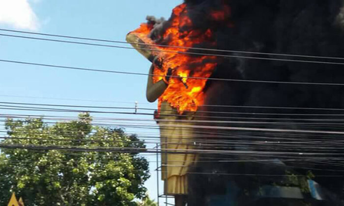 คนงานจุดธูปไหว้ ทำไฟไหม้หลวงปู่ทวดองค์จำลอง วอดทั้งองค์