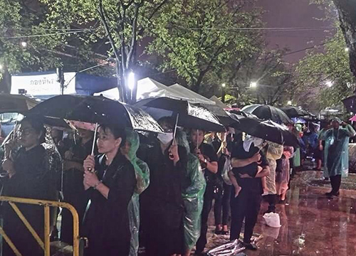 ปชช.ตากฝนรอเข้าสักการะพระบรมศพ