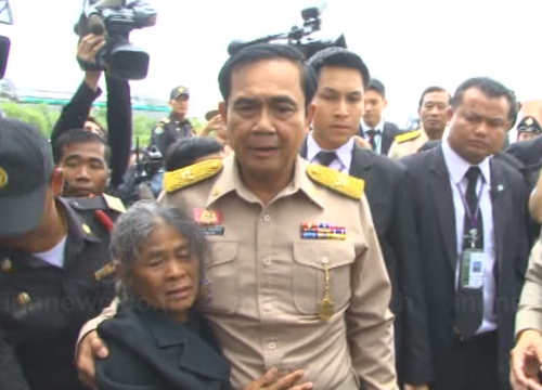 นายกไปสนามหลวงถกกอร.รส.ขอบคุณจนท.ดูแลปชช.