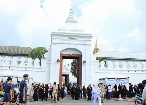 จนท.เปิดให้ปชช.เข้าสักการะพระบรมศพผ่านประตูวิเศษไชยศรี
