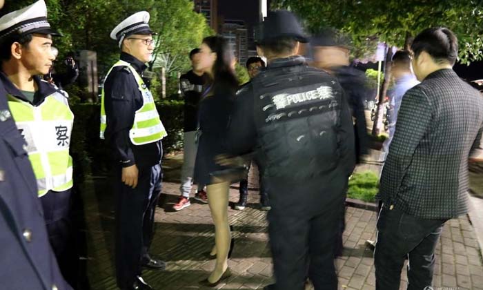 หญิงจีนตบตีตัวเอง โวยตำรวจ หลังจับแฟนหนุ่มฐานเมาแล้วขับ