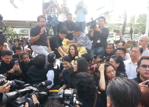 ยิ่งลักษณ์ปัดขายข้าวสร้างภาพย้ำช่วยชาวนา