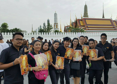 ครูมิ้ง-ซีแนมจัดพิมพ์พระบรมฉายาลักษณ์แจกปชช.
