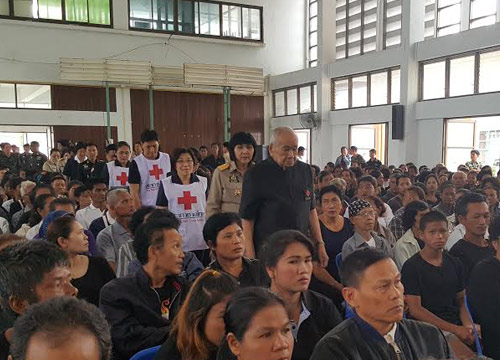 ราชินีพระราชทานถุงยังชีพช่วยผู้ประสบภัยเพชรบุรี