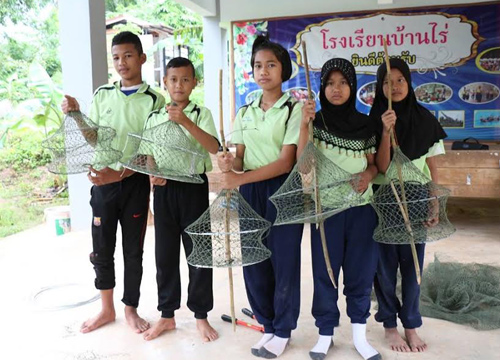 น.ร.สตูลเรียนรู้การทำไซดักปูดำวิถีชีวิตพอเพียง