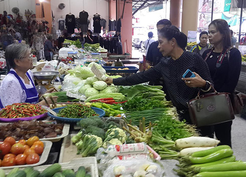 รองผวจ.พังงานำทีมตรวจราคาผักพบปรับขึ้น