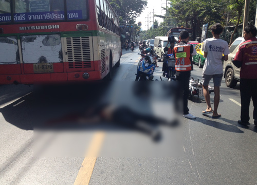 รถเมล์สาย12ทับหนุ่มซิ่งจยย.ดับคาถ.ประชาสงเคราะห์