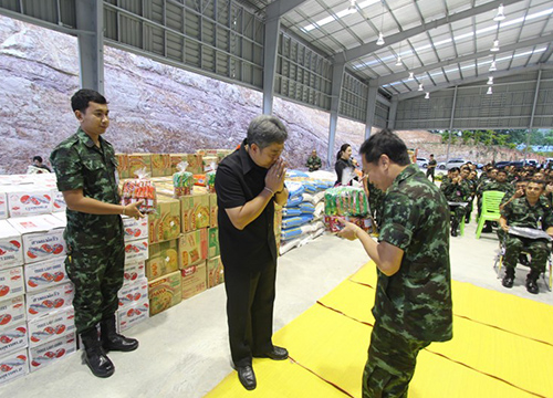 มทภ.4รับมอบสิ่งของจากอีสานสู่ชายแดนใต้