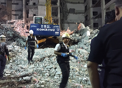 จนท.นำร่างคนงานสุดท้ายออกจากซากตึกถล่ม