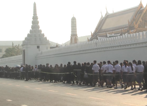 ปชช.ต่อแถวรอกราบถวายบังคมพระบรมศพแน่น