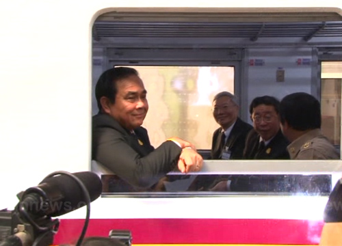 นายกฯร่วมนั่งรถไฟชั้น3ใหม่ยันโปร่งใสมุ่งช่วยปชช.
