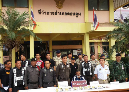 ดอนตูมดักจับคาด่านหนุ่มกาญจน์ขนยาบ้าซุกจยย.