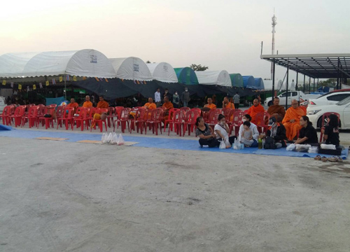 ศิษย์วัดพระธรรมกายปักหลักค้างคืนสวดมนต์ต่อเนื่อง