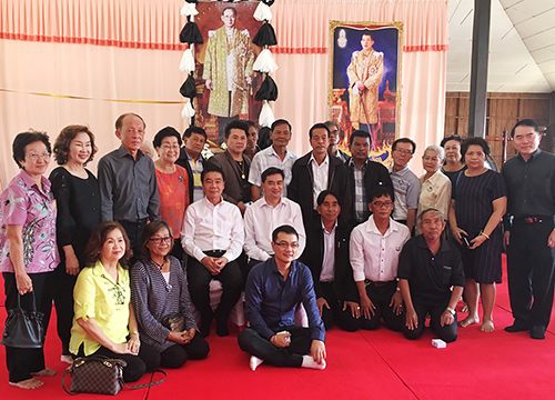 อภิสิทธิ์ร่วมทอดผ้าป่าที่พิจิตร-พบชาวบ้าน