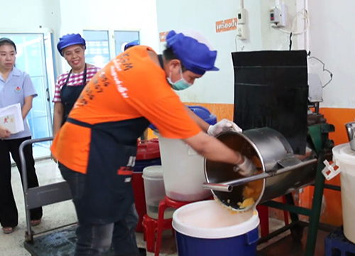 ตร.ลพบุรีทำน้ำส้มเคล็ดหิมะขายสร้างรายได้เสริม