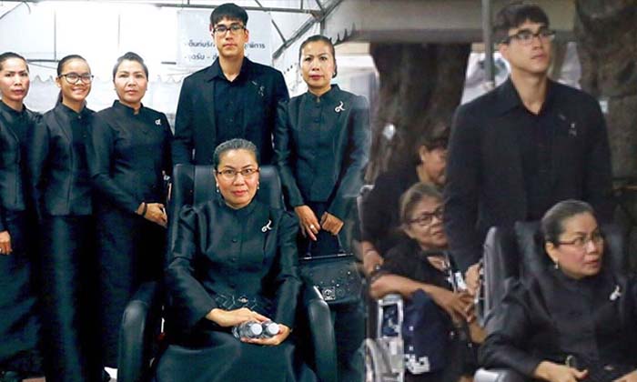 ณเดชน์ พาครอบครัวต่อคิวแต่เช้า เข้าถวายสักการะพระบรมศพ