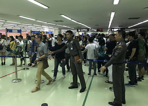 ตม.ระดม 200 นายแก้ปัญหาคนรอคิวล้นสนามบิน