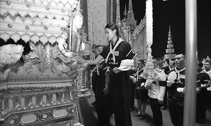 แนท อนิพรณ์ น้ำตาไหล เป็นตัวแทนจิตอาสาเชิญพานดอกไม้จันทน์