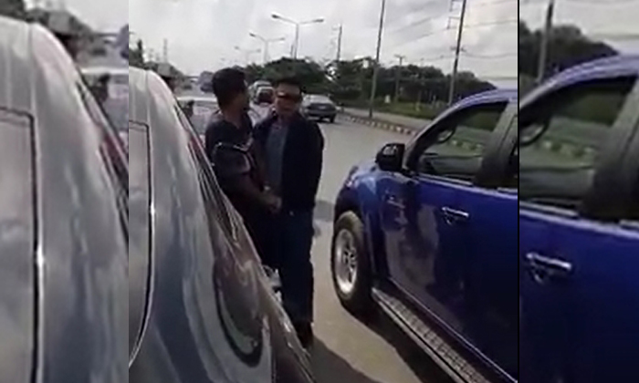 2 หนุ่มหัวร้อนชักปืนขู่กันกลางสี่แยก เหตุเบียดปาดบีบแตร