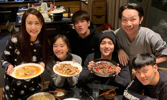 เต้ย จรินทร์พร ลงภาพทริปหิมะ อาเล็ก-แต้ว-ต้น-เจมส์จิ ดราม่าภาพหลุดแฟนใครในกระจก?