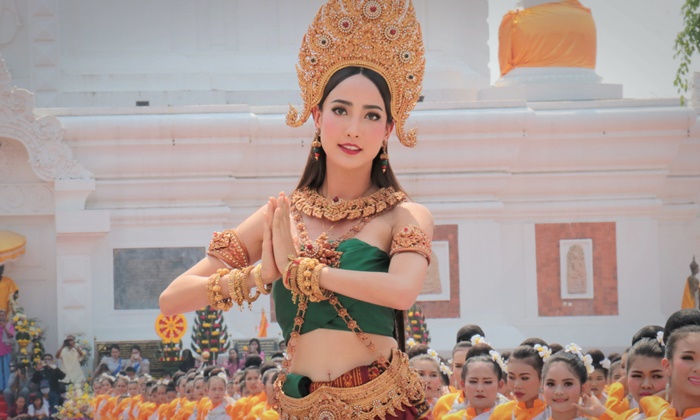 แต้ว ณฐพร สะกดสายตาคนนับหมื่น เฉิดฉายร่ายรำบวงสรวงพระธาตุนาดูน (มีคลิป)