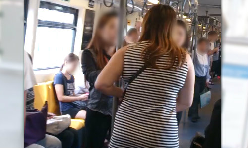 คลิปดัง! 2 สาวด่ากันบนรถไฟฟ้า BTS หวิดตบแย่งเสาจับ