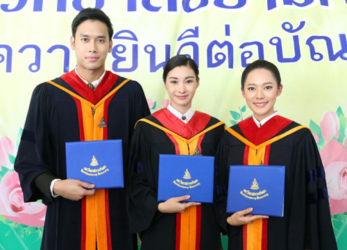 มด-ทับทิม-บอสสุดปลื้มรับปริญญารัฐศาสตร์บัณฑิต